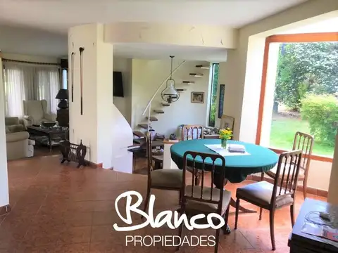 Casa en Venta con 2 cocheras