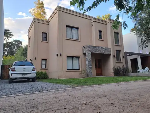 CASA 4 AMB. CON PILETA EN B. CERRADO VILLA UDAONDO