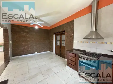CASA DE 3 DORM CON COCHERA Y PATIO CON JARDIN  ROSARIO