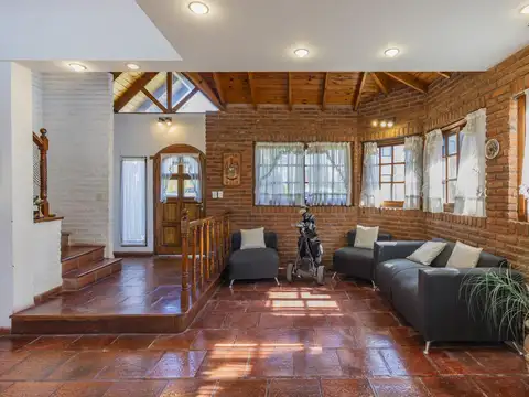 Casa 5 ambientes con 4 baños