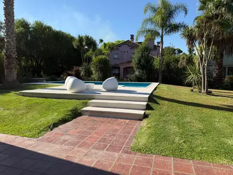 Casa en Venta con 2 cocheras