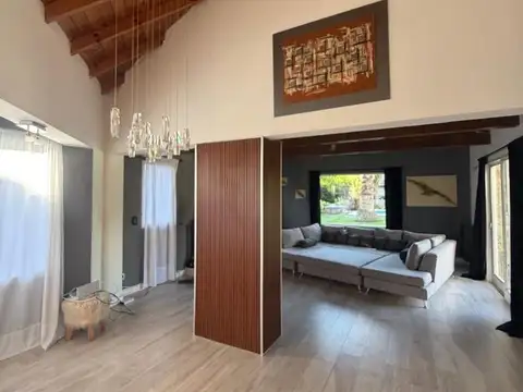 Casa en Venta con 2 cocheras