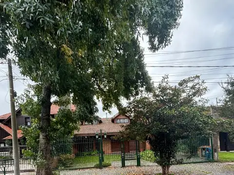 CASA DE CATEGORIA EN LOS TRONCOS-GRAN PARQUE