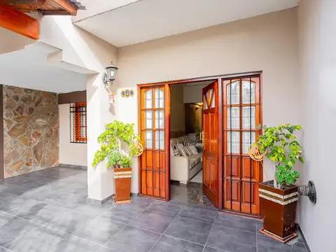 Casa 6 ambientes con 2 baños