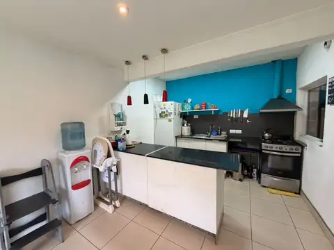 Casa 6 ambientes con 2 baños