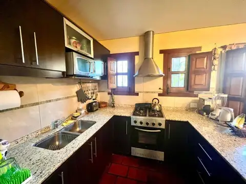 Casa 4 ambientes con 2 baños