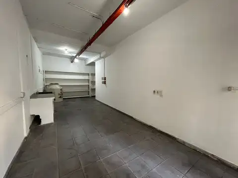 GRAN LOCAL O DEPOSITO EN PLENO POLO SANITARIO.