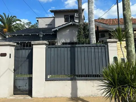 Casa en  Hurlingham- Barrio Inglés.-