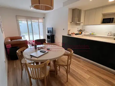 Venta dpto. 2 amb. c/ cochera, jardín y parrilla - Coghlan