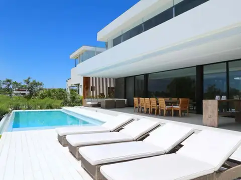 Casa en Venta con 6 cocheras