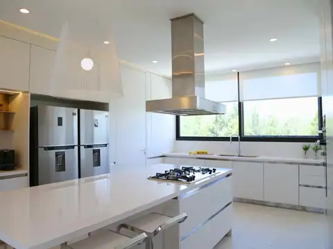 Casa en Venta en Albanueva, USD 2.400.000