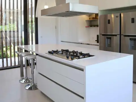 Casa 8 ambientes con 5 baños