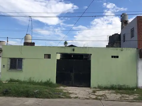 BAJO DE PRECIO! Stud de 10 boxes con vivienda sobre lote de 12 m. x 26,29 m.