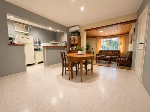 VENTA CASA 3 DORMITORIOS CON COCHERA Y PATIO CON PARRILLERO
