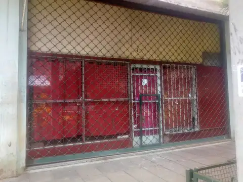 EXCELENTE LOCAL EN ESQUINA DOBLE VIDRIERA- MUY LUMINOSO