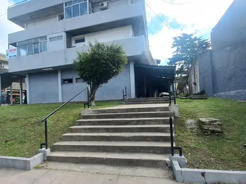EXCELENTE LOCAL EN ESQUINA DOBLE VIDRIERA- MUY LUMINOSO