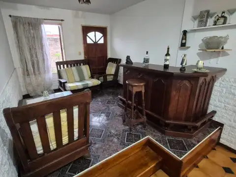 Casa Multifamiliar en venta 8 ambientes con cochera  en Tapiales Chalet