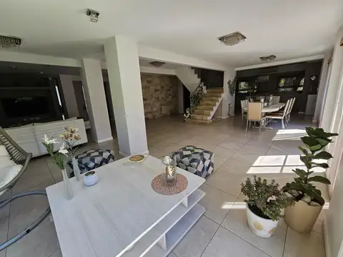 Casa en Venta con 4 cocheras