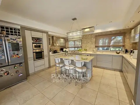 Casa en Venta con 4 cocheras