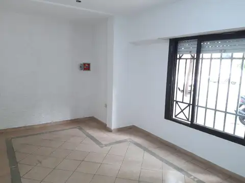 25 E/ 67 Y 68 , Piso PB