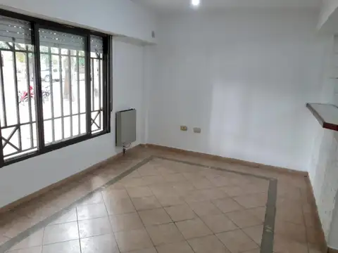 Departamento de dos ambientes PB al frente con cochera