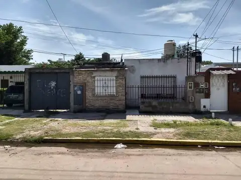 Vivienda multifamiliar con casa al frente y departamento al fondo