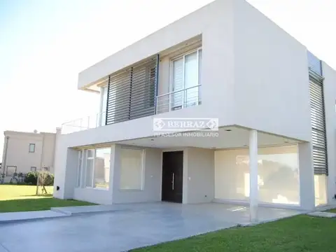 Casa en venta 4 ambientes en barrio Ayres Plaza lote de 608 m2