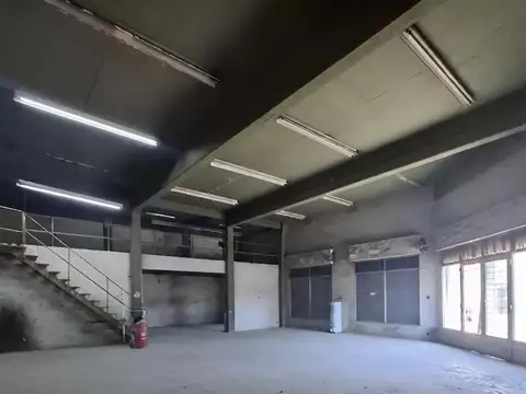 EXCELENTE GALPÓN 270M2