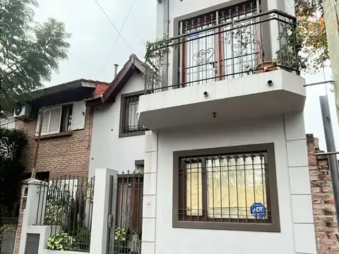 VENTA CASA 4 AMBIENTES COCHERA JARDIN CIUDAD EVITA