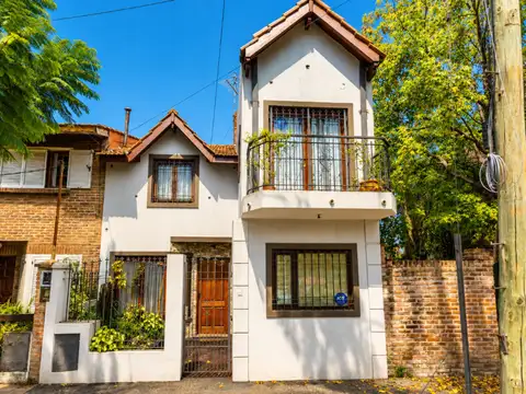 VENTA CASA 4 AMBIENTES COCHERA JARDIN CIUDAD EVITA
