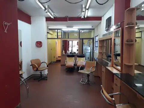 Local comercial, buena vidriera, dos baños.