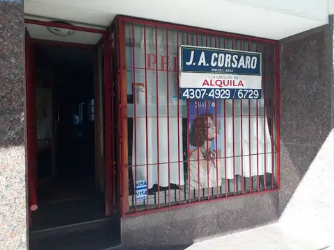 Local comercial, buena vidriera, dos baños.