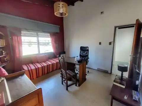 Casa 6 ambientes con 2 baños