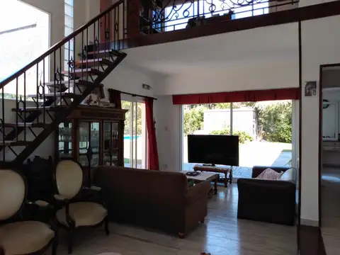 Casa 5 ambientes con 4 baños