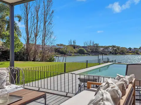 Casa en venta y alquiler anual 5 suites en Santa Bárbara, a la laguna central, orientación Norte