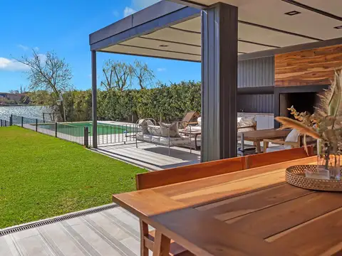 Casa en venta y alquiler anual 5 suites en Santa Bárbara, a la laguna central, orientación Norte