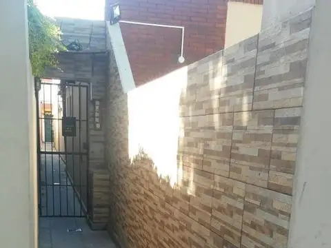 DEPARTAMENTO DE 2 AMBIENTES, CON PATIO Y PARRILLA