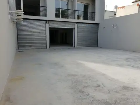 EXCELENTE LOCAL COMERCIAL AMPLIO SOBRE AVENIDA