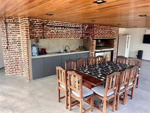 Casa en Alquiler con 1 cochera