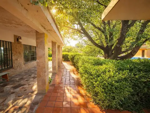 VENTA- PERMUTA Casa a reaccionar un dormitorio, pileta, gran terreno arbolado  - Funes