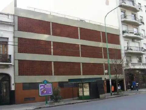 Cochera amplia, cubierta y fija.  3er piso por rampa en edificio de cocheras sobre Av. Rivadavia al 4100, con seguridad 24 hs..  Ascensor para peatón. Encargado 24 hs.  Entra 4x4
