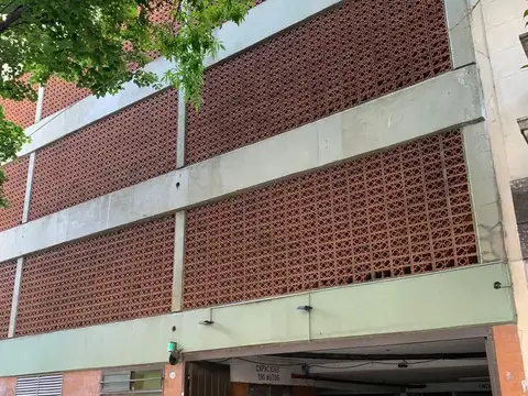 Cochera amplia, cubierta y fija.  3er piso por rampa en edificio de cocheras sobre Av. Rivadavia al 4100, con seguridad 24 hs..  Ascensor para peatón. Encargado 24 hs.  Entra 4x4