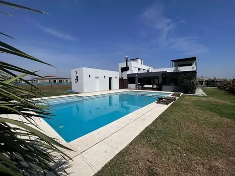CASA EN VENTA 5 AMBIENTES BARRIO LA MAGDALENA