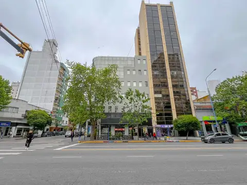 Venta Oficina en Semi Piso al Frente Zona Centro