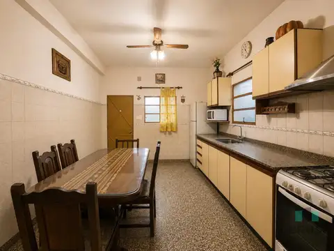 CASA 3 AMBIENTES EN VENTA EN LUIS GUILLÓN CON JARDIN Y PILETA