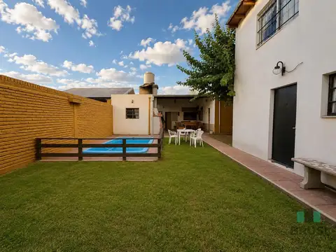 CASA 3 AMBIENTES EN VENTA EN LUIS GUILLÓN CON JARDIN Y PILETA