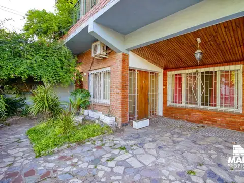 Casa en venta en Beccar Apto 2 familias lote 8.66x30 - 2 dormitorios y 2 baños cada una.