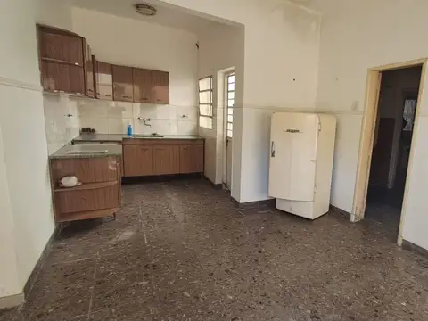 CASA 3 AMBIENTES CON COCHERA, TERRAZA Y CUARTO GUARDA UTILES.REF.928