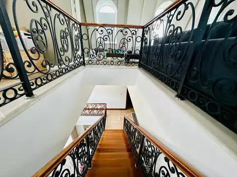 Casa en Alquiler con 4 cocheras