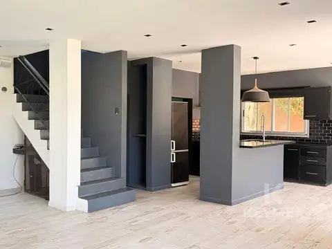Casa en Venta con 3 cocheras